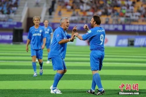 资料图：意大利传奇巨星队球员罗伯特·巴乔(Roberto Baggio)(左一)。<a target=\'_blank\' href=\'http://www.chinanews.com/\'><p class=