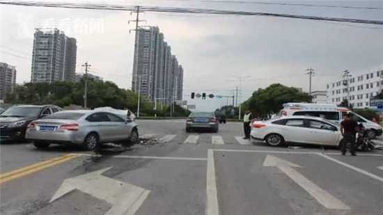 最后1秒绿灯!两车加速抢过 猛烈相撞车头粉碎