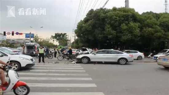 最后1秒绿灯!两车加速抢过 猛烈相撞车头粉碎