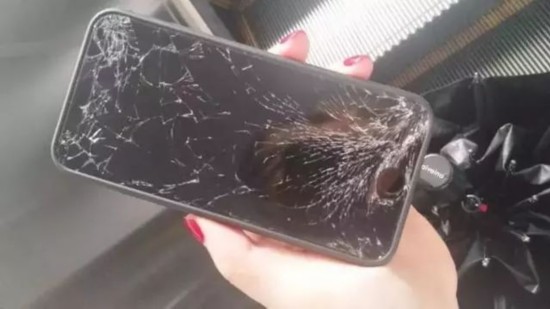 ▲小徐的手机被摔得稀碎。图源：宁波晚报。