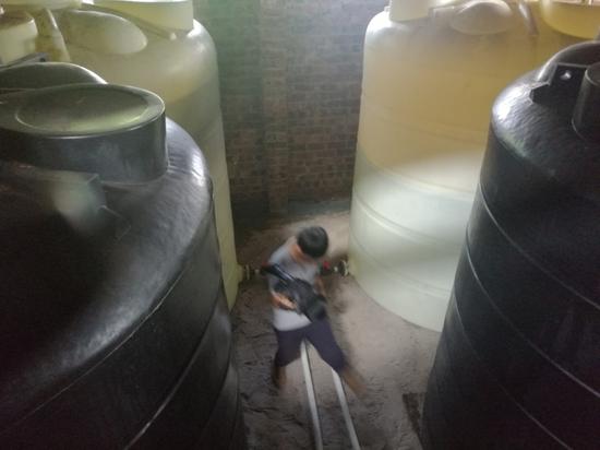 水源二级保护区内危险化学品仓库贮存大量盐酸