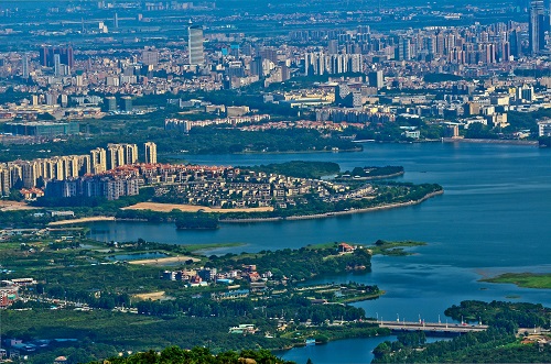 这是从东莞大岭山森林公园茶山顶上俯瞰东莞厚街镇（资料照片）。 新华社发