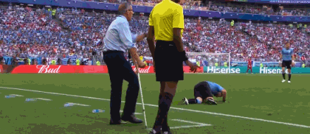 gif-乌拉圭主帅拄拐站场边 脚伤不能阻挡他激情指挥