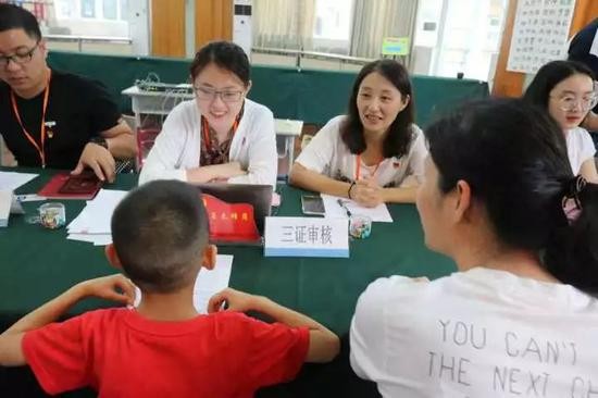 采荷二小报名现场。