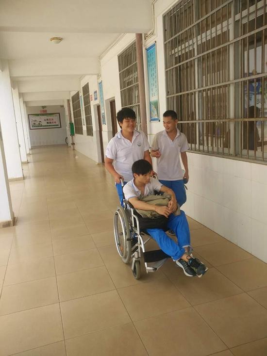 肩膀上的兄弟情:海南初三生背截瘫同桌上下学3年 