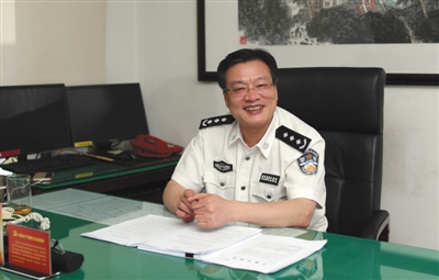 6月20日,司法部戒毒管理局局长曹学军在办公室接受新京报记者采访。新京报记者 王飞 摄