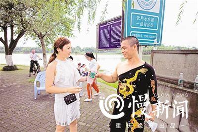 男子13年练成飞斧功：蒙眼扔斧精准 徒弟当靶子