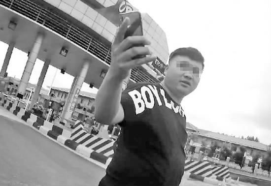 气焰嚣张的安某