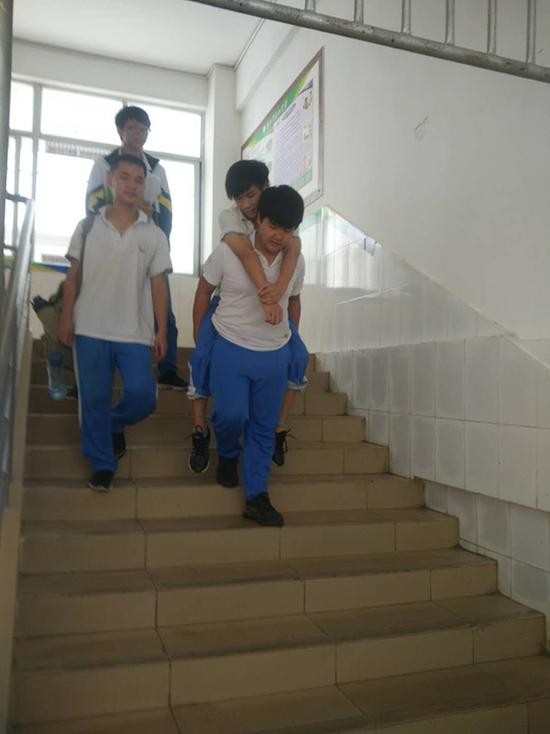 肩膀上的兄弟情:海南初三生背截瘫同桌上下学3年 