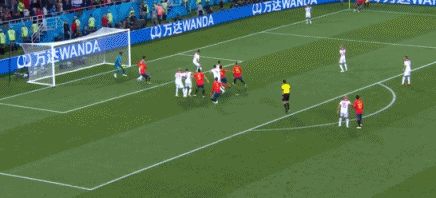 gif-西班牙角球觅良机 皮克争顶险破门