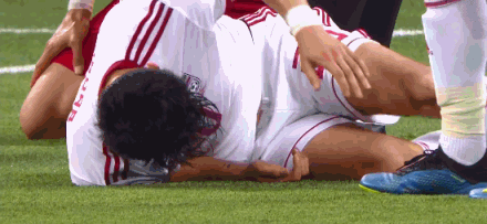 gif-葡萄牙获得角球良机 双方发生激烈碰撞双双倒地