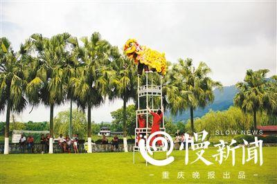 男子13年练成飞斧功：蒙眼扔斧精准 徒弟当靶子