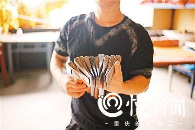 男子13年练成飞斧功：蒙眼扔斧精准 徒弟当靶子