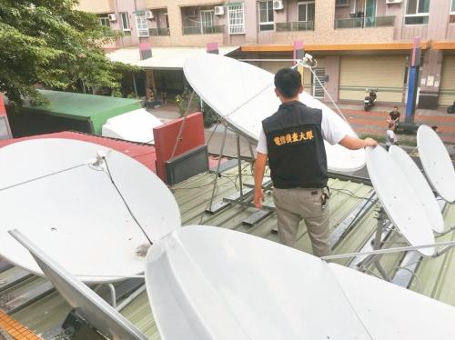 两男子涉嫌使用大量的卫星接收器，接收有线电视数字讯号。图片来源：台湾《联合报》记者李奕昕/翻摄