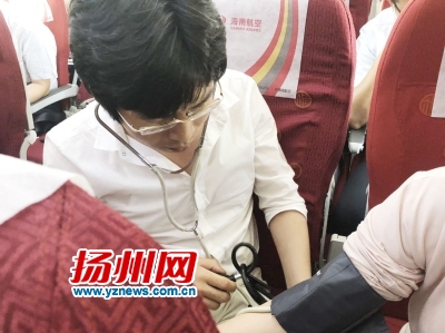 飞机上，宗亮正在为老人量血压