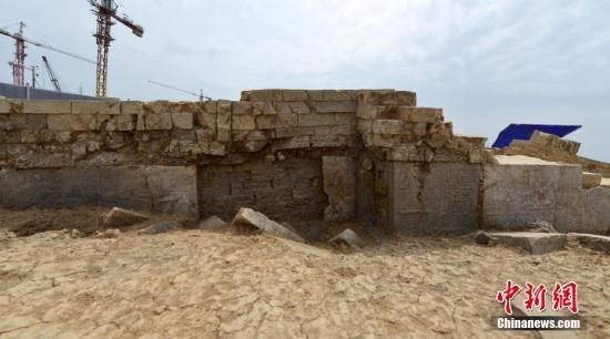 本次发掘工作共清理古墓葬近30座、窑址4座。墓葬主要包括汉代土坑墓和汉代砖室墓，另含少量唐宋砖室墓。墓地出土文物200余件（套），随葬器物包括陶器、铁器、铜器和银器。钟欣 摄