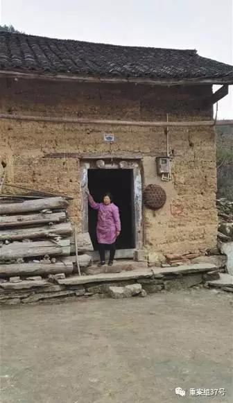 ▲死者母亲站在姚家老房门口。当地村民供图