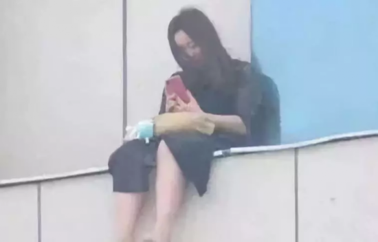 甘肃跳楼女孩的最后两年:半夜会头痛 甚至拿头撞墙