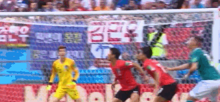 gif-韩国队拼了! 具滋哲回防与聚勒争顶受伤倒地