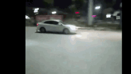 山东男子酒驾闹市疯狂倒车 交警跳进车内将其制服