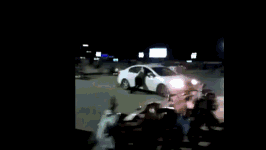 山东男子酒驾闹市疯狂倒车 交警跳进车内将其制服