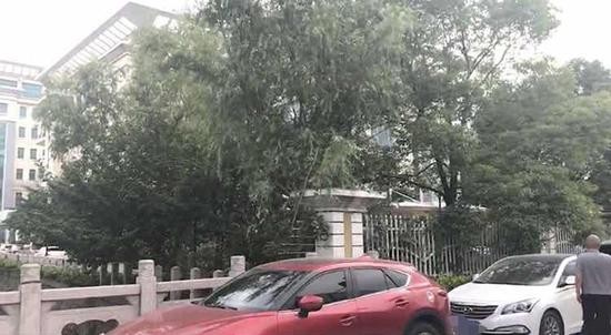 毒贩冲出法庭跳窗逃跑 南通中院:核查清楚后会问责