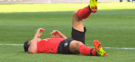 gif-具滋哲膝盖受伤无法坚持 黄喜灿披挂上阵