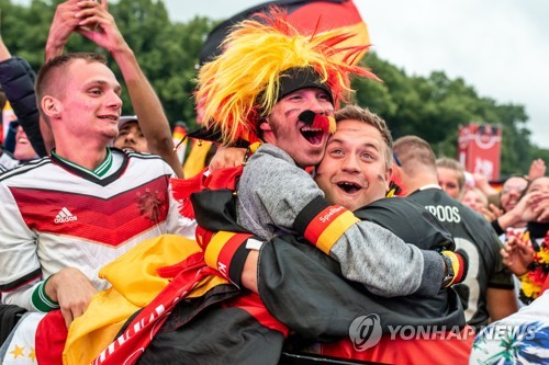 对阵瑞典比赛中，德国队进球后球迷欢呼（图片来源：韩联社）