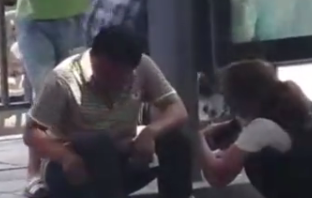 男子被查出癌症蹲街头痛哭 妻子:花多少钱都要治