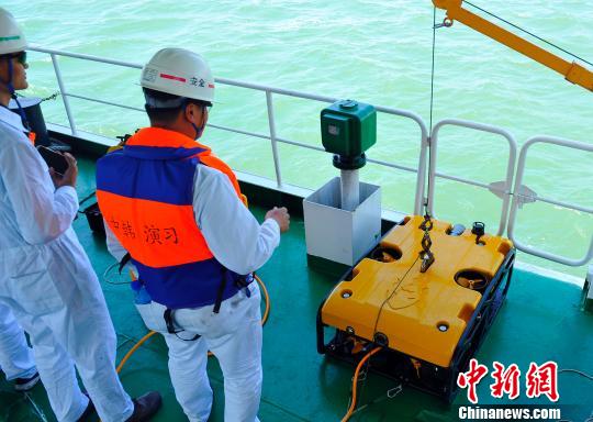 威海举行海上溢油应急处置演练水下机器人亮相(图)