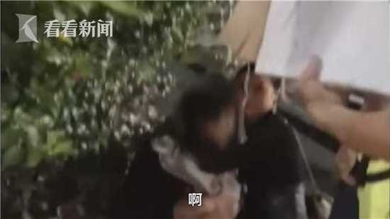 女司机醉驾被查嚎啕大哭 坐地喊不要交警劝不住