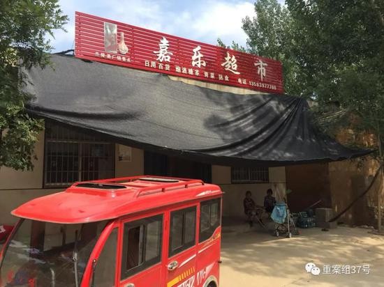 ▲张涛在村里开了一家小卖部。     新京报记者 赵凯迪 摄