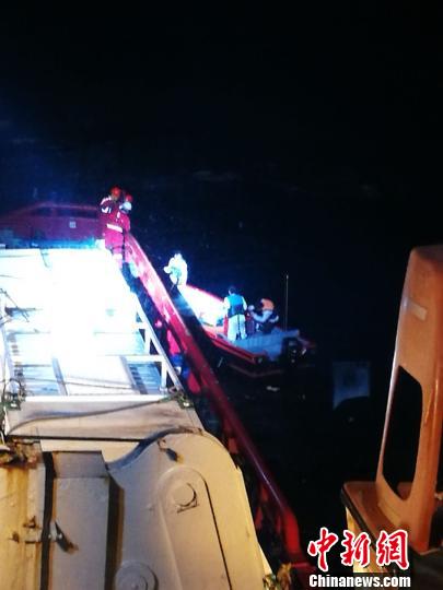 广东惠州海事局成功组织救起4名出海遇险钓客