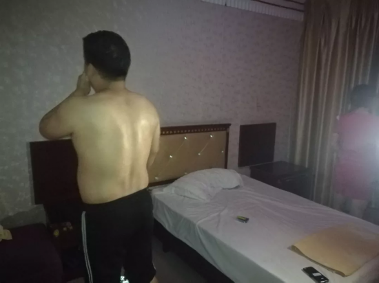 男子正要穿特殊内裤“被服务”时 警察来了