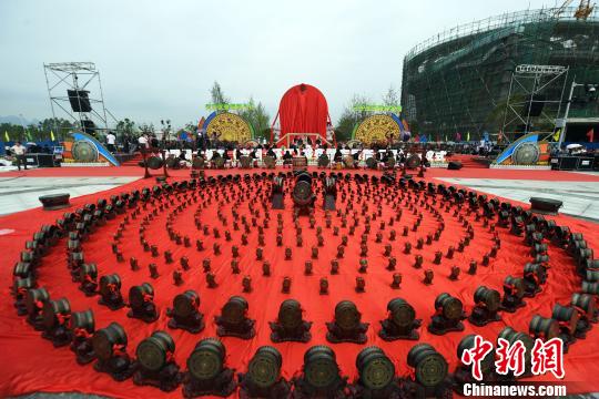 广西直径6.68米巨鼓刷新吉尼斯纪录千鼓同奏贺“鼓王”