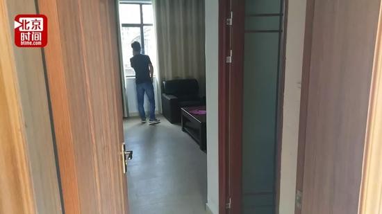 阿华查询妻子转账记录发现，她因无力还债以及对家人愧疚而选择自缢