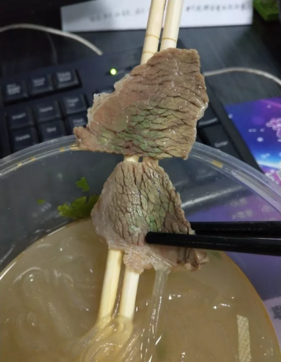 网友吃牛肉粉丝汤发现牛肉发绿光 专家这样说