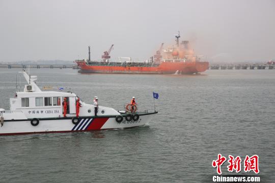 福建泉州举行海上防污染综合应急演习