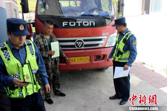 青海两部门打击涉路违法行为查获冲卡逃费30次卡车司机