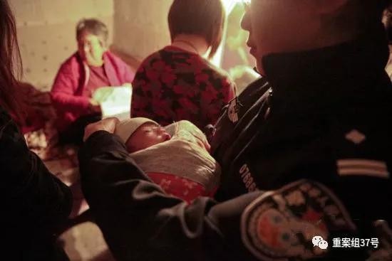 ▲2015年3月，山东费县，民警解救被拐卖婴儿。     人民公安报、中国警察网记者 陈路坤 摄