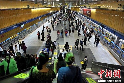 台湾女生带椅子上捷运反怼网友 已违规恐被罚