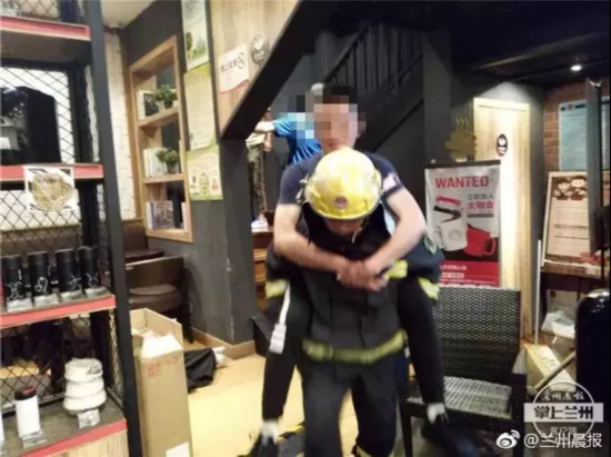壮汉让消防员背着蹚水被批巨婴 店家回应:怕触电