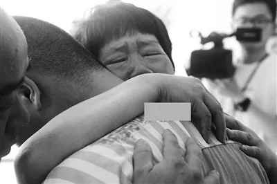 3岁儿子家门口失踪 24年后妈妈在监狱一眼认出他