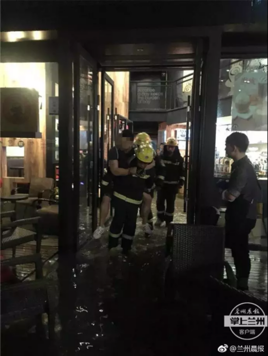 壮汉让消防员背着蹚水被批巨婴 店家回应:怕触电