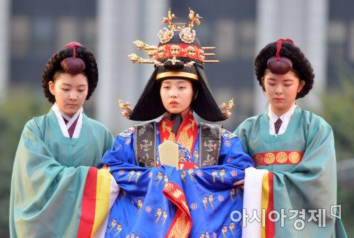 快看!韩国100多年前皇太子妃的结婚礼服长这样