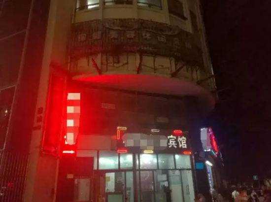 男子正要穿特殊内裤“被服务”时 警察来了