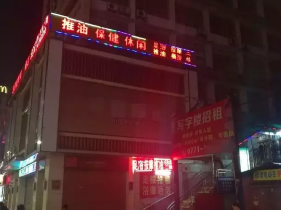 男子正要穿特殊内裤“被服务”时 警察来了