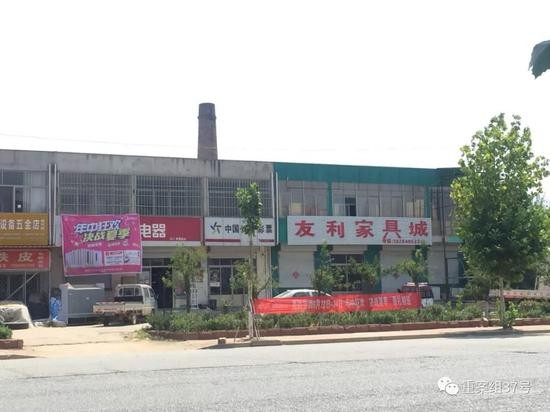 ▲邵春生在城北乡开的家具店，其中有一个小孩就是在这里交易的。     新京报记者 赵凯迪 摄