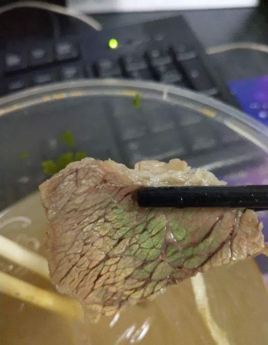网友吃牛肉粉丝汤发现牛肉发绿光 专家这样说