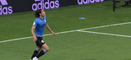 gif-卡瓦尼禁区内神停球 起脚抽射偏出立柱